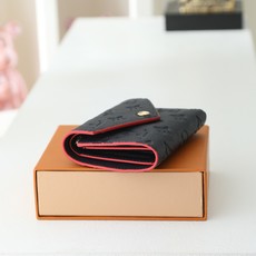 【顶级品质】 M64577 宝蓝 此款由Monogram Empreinte皮革制成、柔软而小巧的Victorine钱夹 【顶级品质】 M64577 宝蓝 此款由Monogram Empreinte皮革制成、柔软而小巧的Victorine钱夹