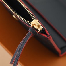 【顶级品质】 M64577 宝蓝 此款由Monogram Empreinte皮革制成、柔软而小巧的Victorine钱夹 【顶级品质】 M64577 宝蓝 此款由Monogram Empreinte皮革制成、柔软而小巧的Victorine钱夹