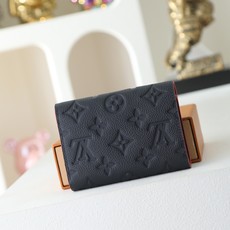 【顶级品质】 M64577 宝蓝 此款由Monogram Empreinte皮革制成、柔软而小巧的Victorine钱夹 【顶级品质】 M64577 宝蓝 此款由Monogram Empreinte皮革制成、柔软而小巧的Victorine钱夹