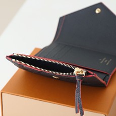 【顶级品质】 M64577 宝蓝 此款由Monogram Empreinte皮革制成、柔软而小巧的Victorine钱夹 【顶级品质】 M64577 宝蓝 此款由Monogram Empreinte皮革制成、柔软而小巧的Victorine钱夹