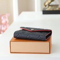 【顶级品质】 M64577 宝蓝 此款由Monogram Empreinte皮革制成、柔软而小巧的Victorine钱夹 【顶级品质】 M64577 宝蓝 此款由Monogram Empreinte皮革制成、柔软而小巧的Victorine钱夹