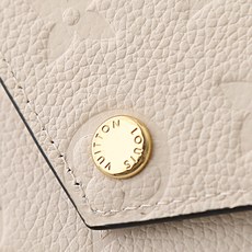 【顶级品质】 M82344 米白 此款由Monogram Empreinte皮革制成、柔软而小巧的Victorine钱夹 【顶级品质】 M82344 米白 此款由Monogram Empreinte皮革制成、柔软而小巧的Victorine钱夹