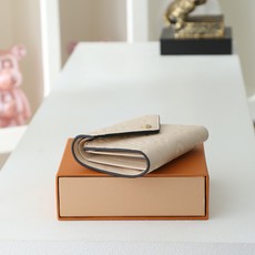 【顶级品质】 M82344 米白 此款由Monogram Empreinte皮革制成、柔软而小巧的Victorine钱夹 【顶级品质】 M82344 米白 此款由Monogram Empreinte皮革制成、柔软而小巧的Victorine钱夹