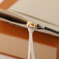 【顶级品质】 M82344 米白 此款由Monogram Empreinte皮革制成、柔软而小巧的Victorine钱夹 【顶级品质】 M82344 米白 此款由Monogram Empreinte皮革制成、柔软而小巧的Victorine钱夹