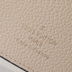 【顶级品质】 M82344 米白 此款由Monogram Empreinte皮革制成、柔软而小巧的Victorine钱夹 【顶级品质】 M82344 米白 此款由Monogram Empreinte皮革制成、柔软而小巧的Victorine钱夹
