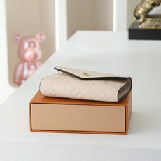 【顶级品质】 M82344 米白 此款由Monogram Empreinte皮革制成、柔软而小巧的Victorine钱夹 【顶级品质】 M82344 米白 此款由Monogram Empreinte皮革制成、柔软而小巧的Victorine钱夹