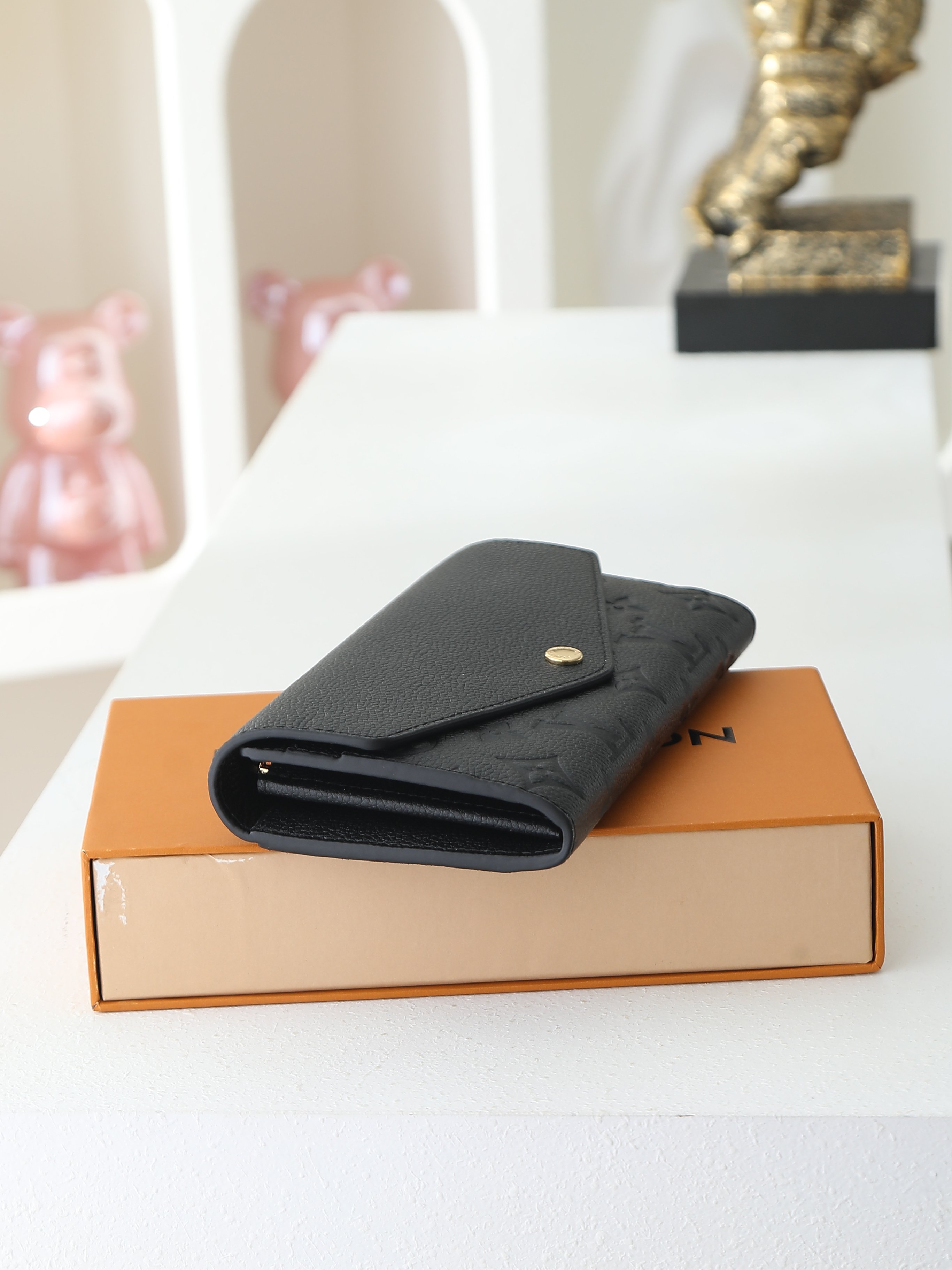 【顶级品质】 M61182 黑压 这款信封式Sarah钱夹外部采用精心压纹的Monogram Empreinte皮革,内 【顶级品质】 M61182 黑压 这款信封式Sarah钱夹外部采用精心压纹的Monogram Empreinte皮革,内
