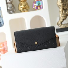 【顶级品质】 M61182 黑压 这款信封式Sarah钱夹外部采用精心压纹的Monogram Empreinte皮革,内 【顶级品质】 M61182 黑压 这款信封式Sarah钱夹外部采用精心压纹的Monogram Empreinte皮革,内