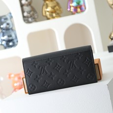 【顶级品质】 M61182 黑压 这款信封式Sarah钱夹外部采用精心压纹的Monogram Empreinte皮革,内 【顶级品质】 M61182 黑压 这款信封式Sarah钱夹外部采用精心压纹的Monogram Empreinte皮革,内