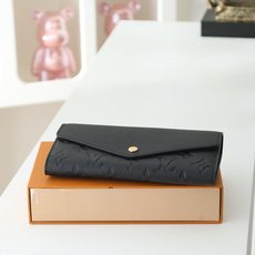 【顶级品质】 M61182 黑压 这款信封式Sarah钱夹外部采用精心压纹的Monogram Empreinte皮革,内 【顶级品质】 M61182 黑压 这款信封式Sarah钱夹外部采用精心压纹的Monogram Empreinte皮革,内