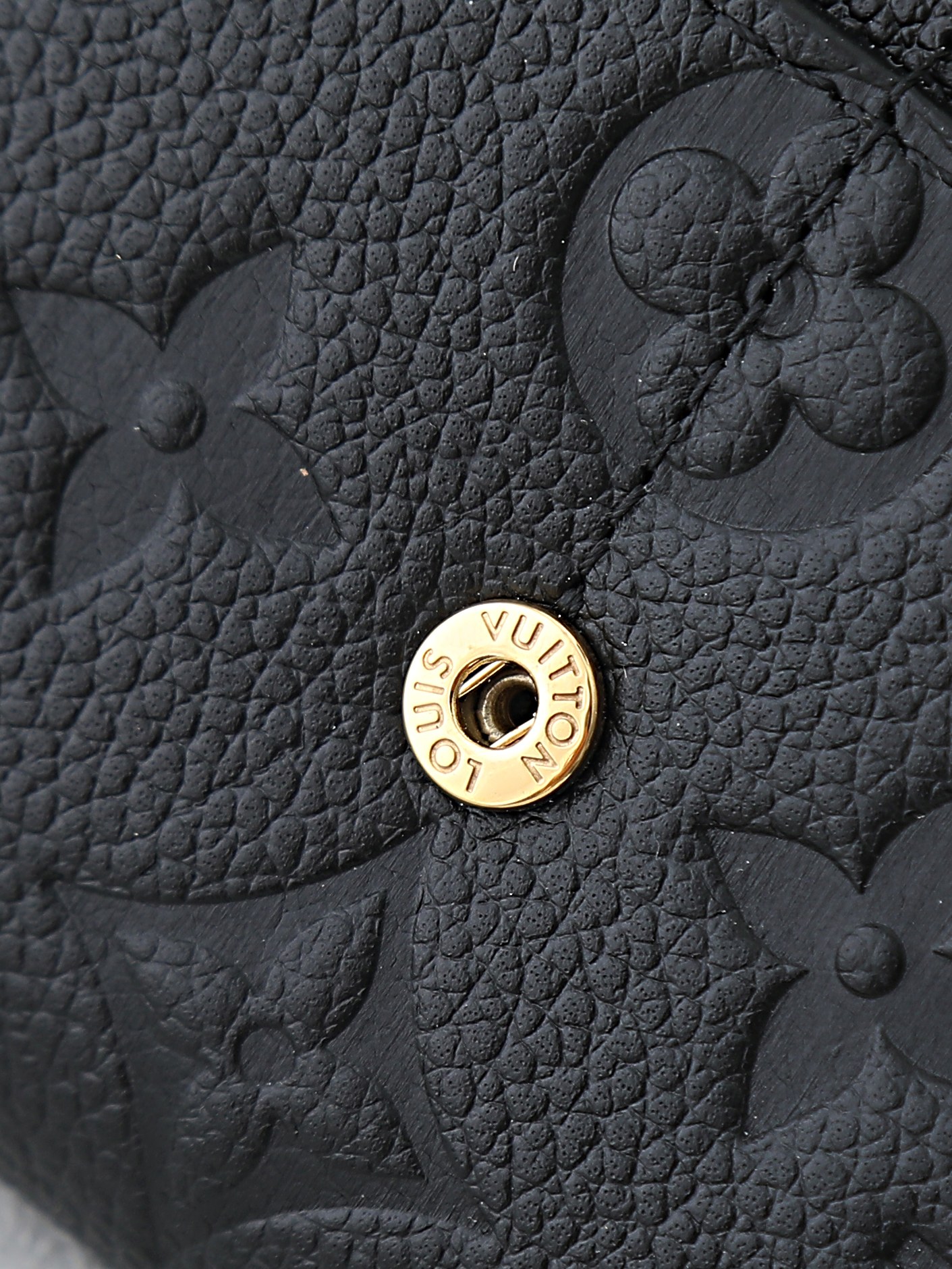 【顶级品质】 M61182 黑压 这款信封式Sarah钱夹外部采用精心压纹的Monogram Empreinte皮革,内 【顶级品质】 M61182 黑压 这款信封式Sarah钱夹外部采用精心压纹的Monogram Empreinte皮革,内