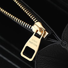 【顶级品质】 M61182 黑压 这款信封式Sarah钱夹外部采用精心压纹的Monogram Empreinte皮革,内 【顶级品质】 M61182 黑压 这款信封式Sarah钱夹外部采用精心压纹的Monogram Empreinte皮革,内