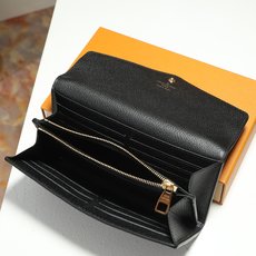 【顶级品质】 M61182 黑压 这款信封式Sarah钱夹外部采用精心压纹的Monogram Empreinte皮革,内 【顶级品质】 M61182 黑压 这款信封式Sarah钱夹外部采用精心压纹的Monogram Empreinte皮革,内