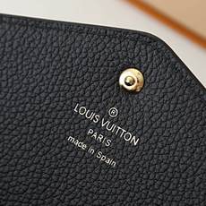 【顶级品质】 M61182 黑压 这款信封式Sarah钱夹外部采用精心压纹的Monogram Empreinte皮革,内 【顶级品质】 M61182 黑压 这款信封式Sarah钱夹外部采用精心压纹的Monogram Empreinte皮革,内