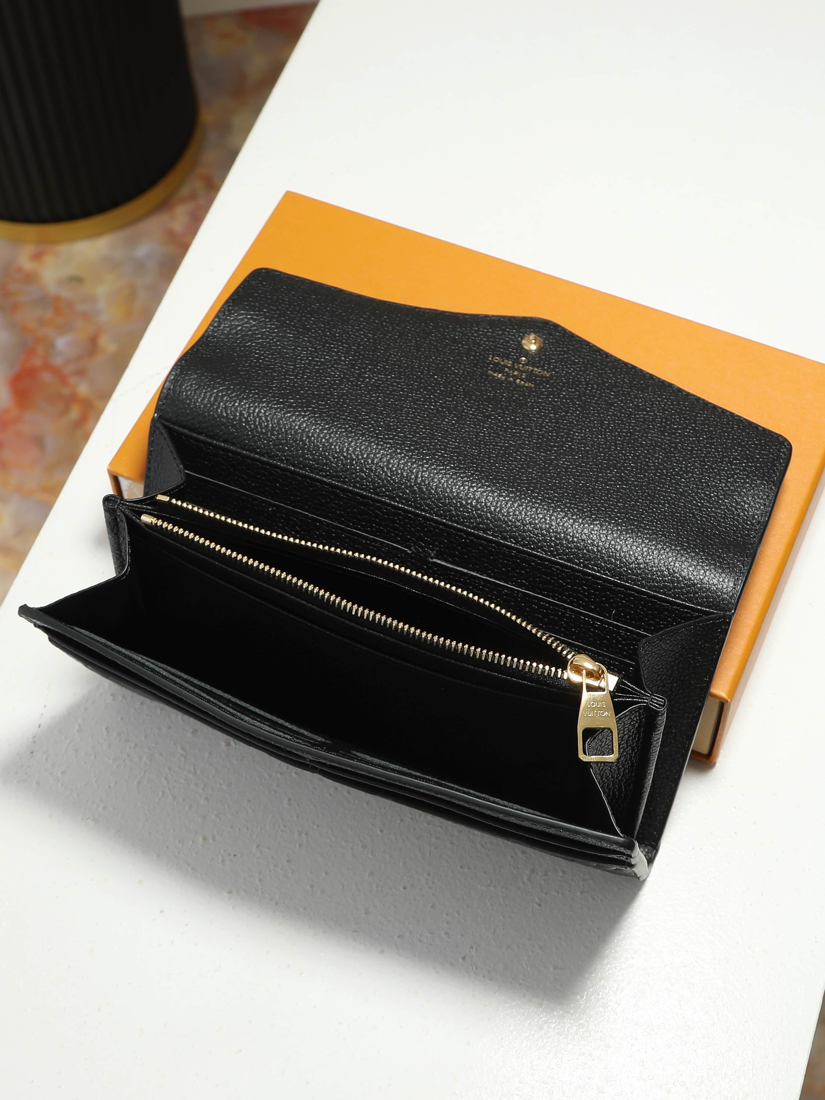 【顶级品质】 M82257 黑压 长款 沙拉钱包 标志性的Monogram图案的压花加工非常漂亮,使用了Monogram 【顶级品质】 M82257 黑压 长款 沙拉钱包 标志性的Monogram图案的压花加工非常漂亮,使用了Monogram