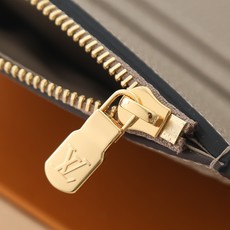 【顶级品质】 M69800 灰压 由柔软的 Monogram Empreinte 粒面皮革裁制而成的 Zoe 短款钱夹, 【顶级品质】 M69800 灰压 由柔软的 Monogram Empreinte 粒面皮革裁制而成的 Zoe 短款钱夹,