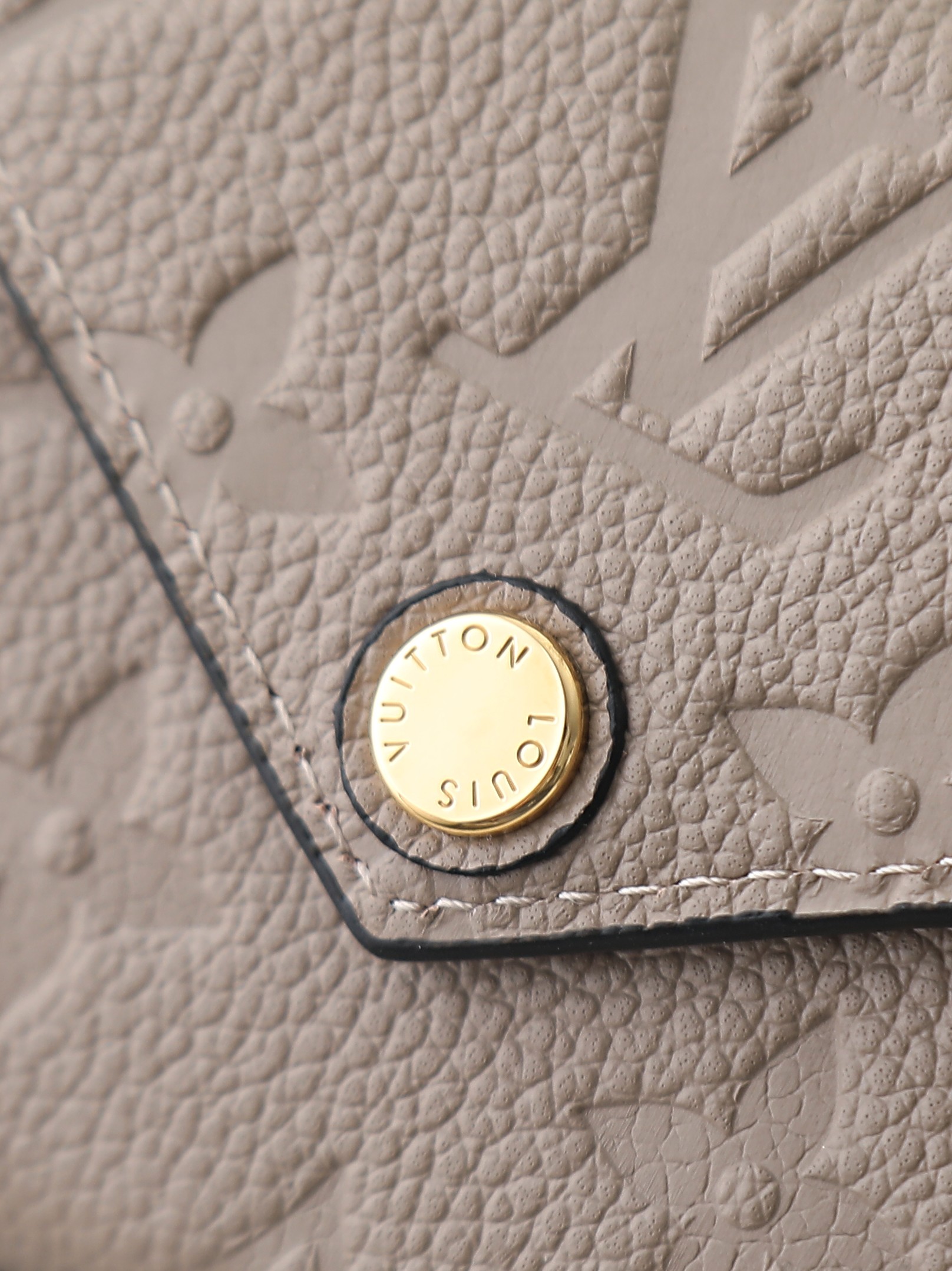 【顶级品质】 M69800 灰压 由柔软的 Monogram Empreinte 粒面皮革裁制而成的 Zoe 短款钱夹, 【顶级品质】 M69800 灰压 由柔软的 Monogram Empreinte 粒面皮革裁制而成的 Zoe 短款钱夹,