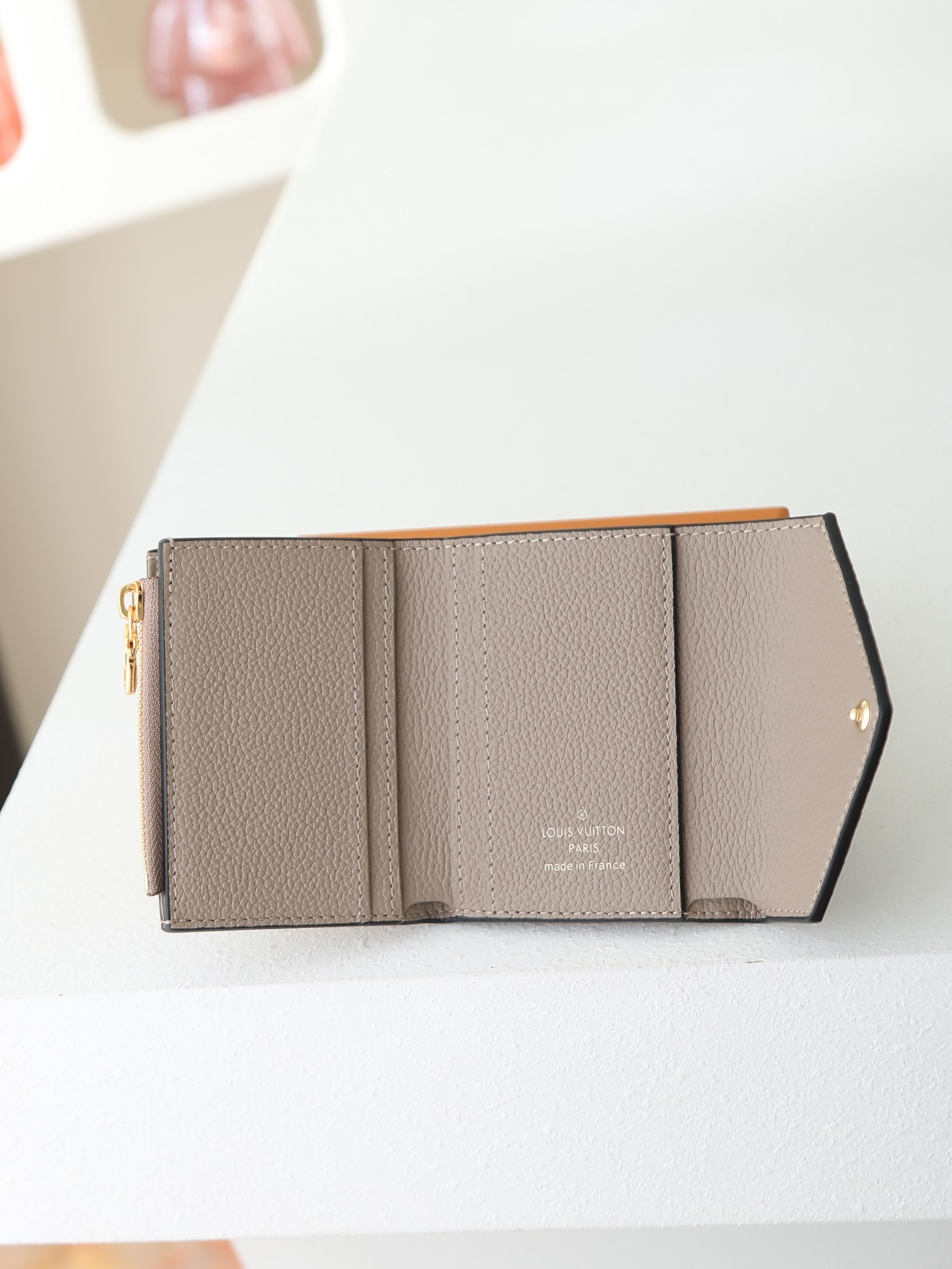 【顶级品质】 M69800 灰压 由柔软的 Monogram Empreinte 粒面皮革裁制而成的 Zoe 短款钱夹, 【顶级品质】 M69800 灰压 由柔软的 Monogram Empreinte 粒面皮革裁制而成的 Zoe 短款钱夹,
