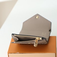 【顶级品质】 M69800 灰压 由柔软的 Monogram Empreinte 粒面皮革裁制而成的 Zoe 短款钱夹, 【顶级品质】 M69800 灰压 由柔软的 Monogram Empreinte 粒面皮革裁制而成的 Zoe 短款钱夹,