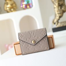 【顶级品质】 M69800 灰压 由柔软的 Monogram Empreinte 粒面皮革裁制而成的 Zoe 短款钱夹, 【顶级品质】 M69800 灰压 由柔软的 Monogram Empreinte 粒面皮革裁制而成的 Zoe 短款钱夹,
