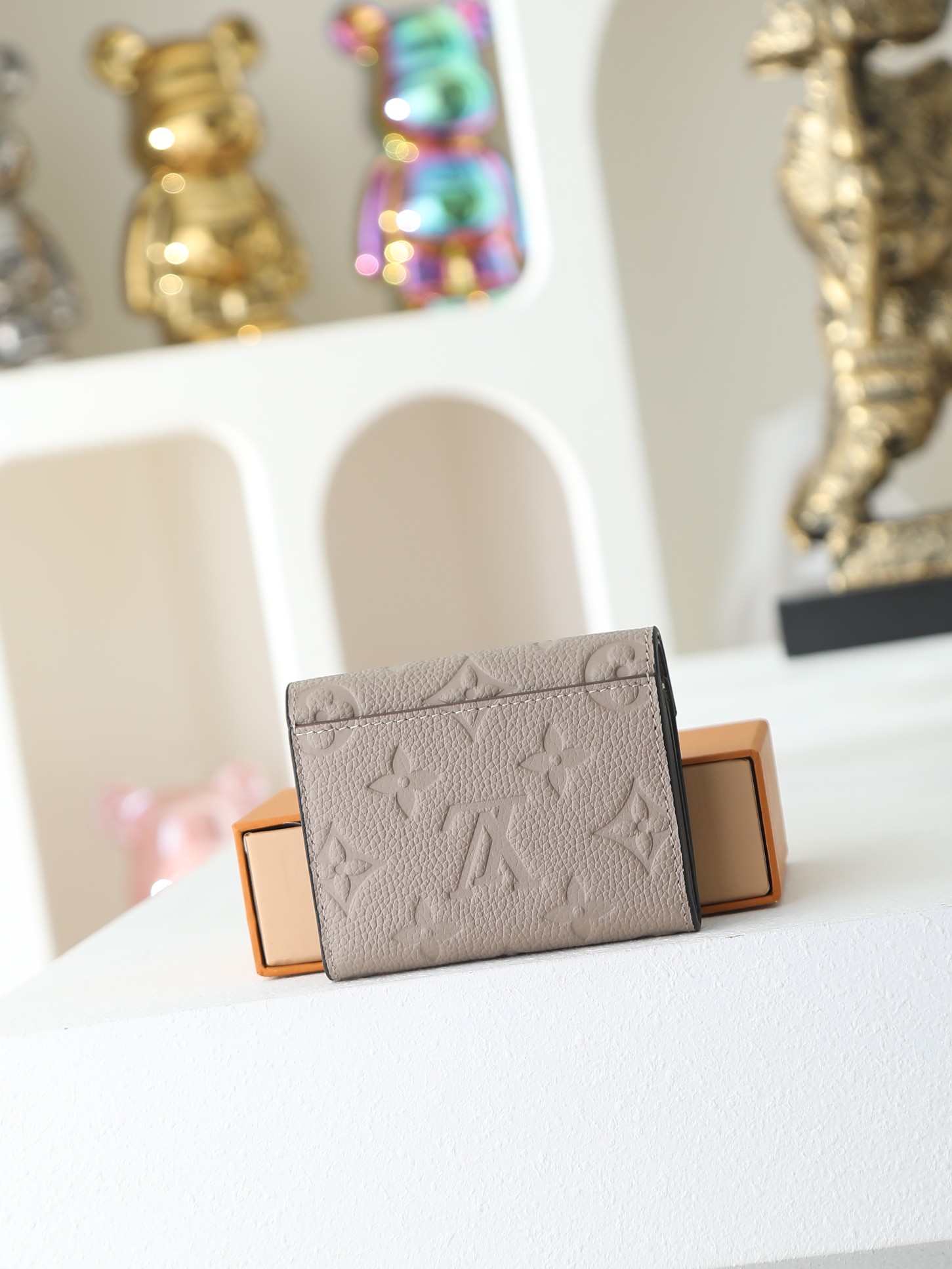 【顶级品质】 M69800 灰压 由柔软的 Monogram Empreinte 粒面皮革裁制而成的 Zoe 短款钱夹, 【顶级品质】 M69800 灰压 由柔软的 Monogram Empreinte 粒面皮革裁制而成的 Zoe 短款钱夹,