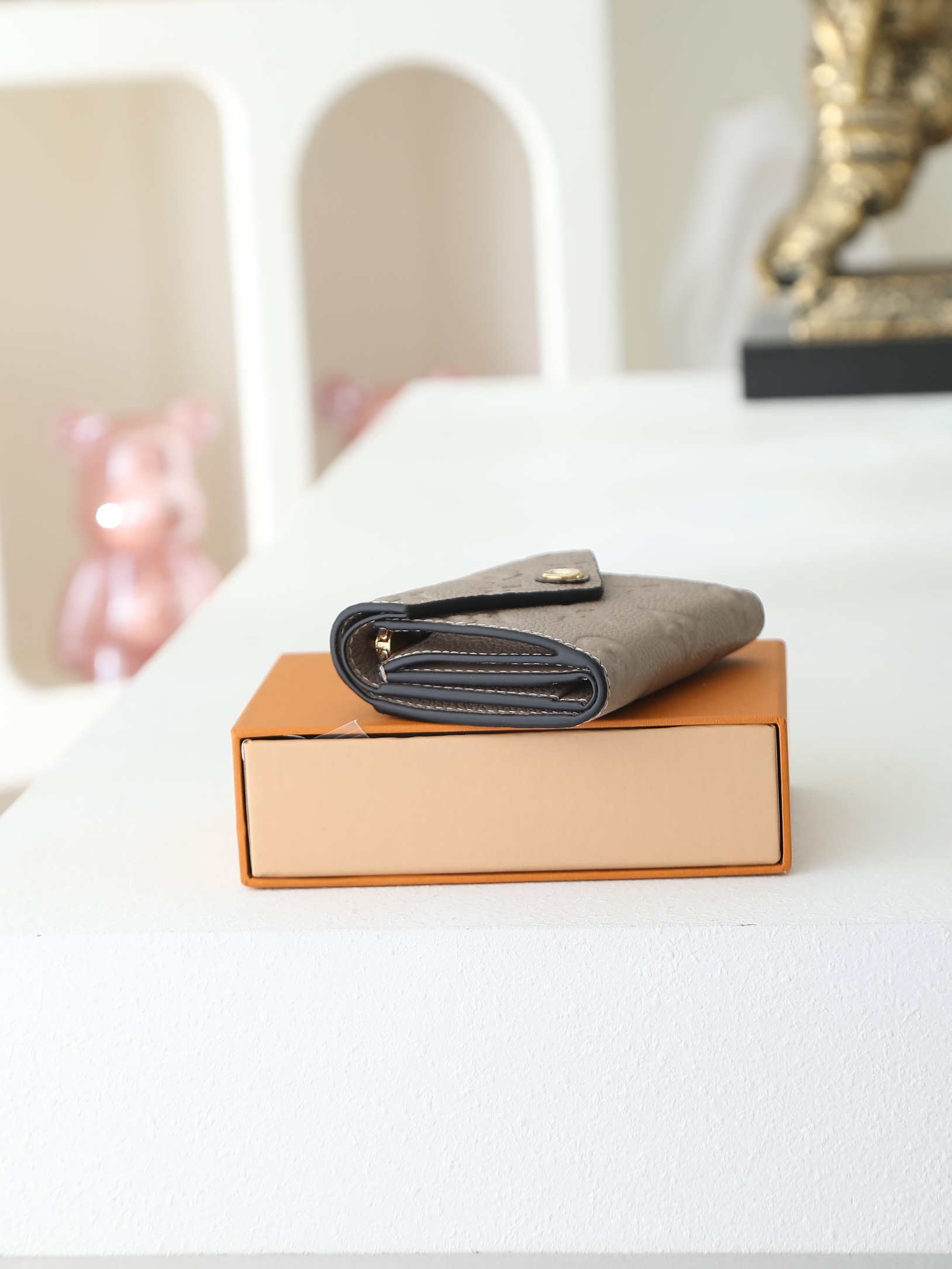 【顶级品质】 M69800 灰压 由柔软的 Monogram Empreinte 粒面皮革裁制而成的 Zoe 短款钱夹, 【顶级品质】 M69800 灰压 由柔软的 Monogram Empreinte 粒面皮革裁制而成的 Zoe 短款钱夹,