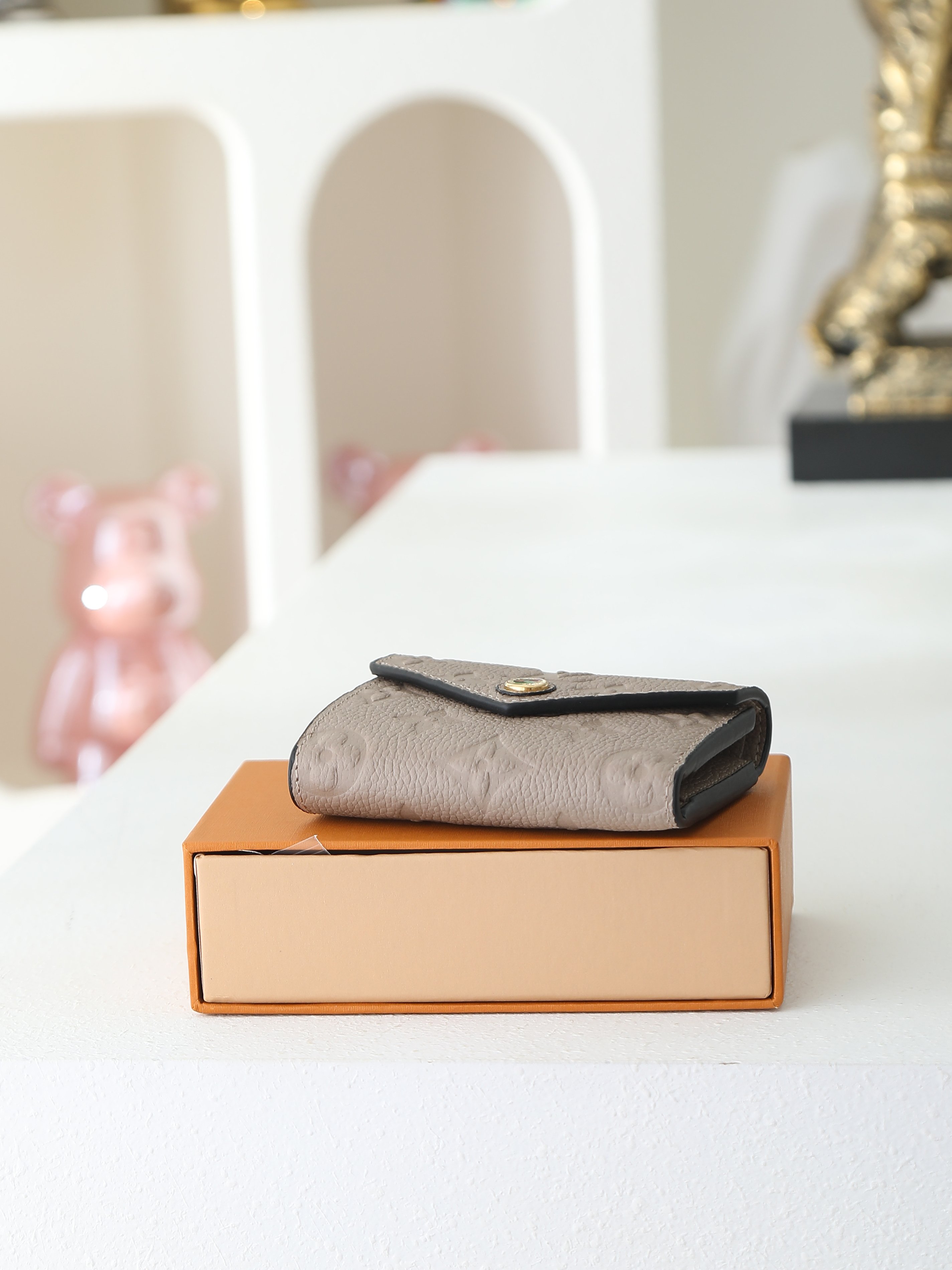 【顶级品质】 M69800 灰压 由柔软的 Monogram Empreinte 粒面皮革裁制而成的 Zoe 短款钱夹, 【顶级品质】 M69800 灰压 由柔软的 Monogram Empreinte 粒面皮革裁制而成的 Zoe 短款钱夹,