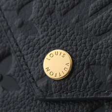 【顶级品质】 M62935 黑压 由柔软的Monogram Empreinte粒面皮革裁制而成的Zoe短款钱夹,饰有经典 【顶级品质】 M62935 黑压 由柔软的Monogram Empreinte粒面皮革裁制而成的Zoe短款钱夹,饰有经典