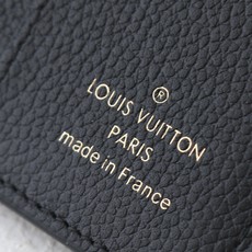 【顶级品质】 M62935 黑压 由柔软的Monogram Empreinte粒面皮革裁制而成的Zoe短款钱夹,饰有经典 【顶级品质】 M62935 黑压 由柔软的Monogram Empreinte粒面皮革裁制而成的Zoe短款钱夹,饰有经典