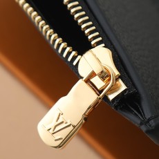 【顶级品质】 M62935 黑压 由柔软的Monogram Empreinte粒面皮革裁制而成的Zoe短款钱夹,饰有经典 【顶级品质】 M62935 黑压 由柔软的Monogram Empreinte粒面皮革裁制而成的Zoe短款钱夹,饰有经典