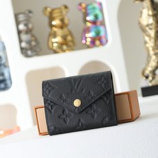 【顶级品质】 M62935 黑压 由柔软的Monogram Empreinte粒面皮革裁制而成的Zoe短款钱夹,饰有经典 【顶级品质】 M62935 黑压 由柔软的Monogram Empreinte粒面皮革裁制而成的Zoe短款钱夹,饰有经典