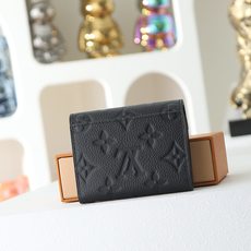 【顶级品质】 M62935 黑压 由柔软的Monogram Empreinte粒面皮革裁制而成的Zoe短款钱夹,饰有经典 【顶级品质】 M62935 黑压 由柔软的Monogram Empreinte粒面皮革裁制而成的Zoe短款钱夹,饰有经典