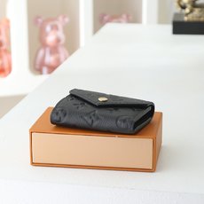 【顶级品质】 M62935 黑压 由柔软的Monogram Empreinte粒面皮革裁制而成的Zoe短款钱夹,饰有经典 【顶级品质】 M62935 黑压 由柔软的Monogram Empreinte粒面皮革裁制而成的Zoe短款钱夹,饰有经典