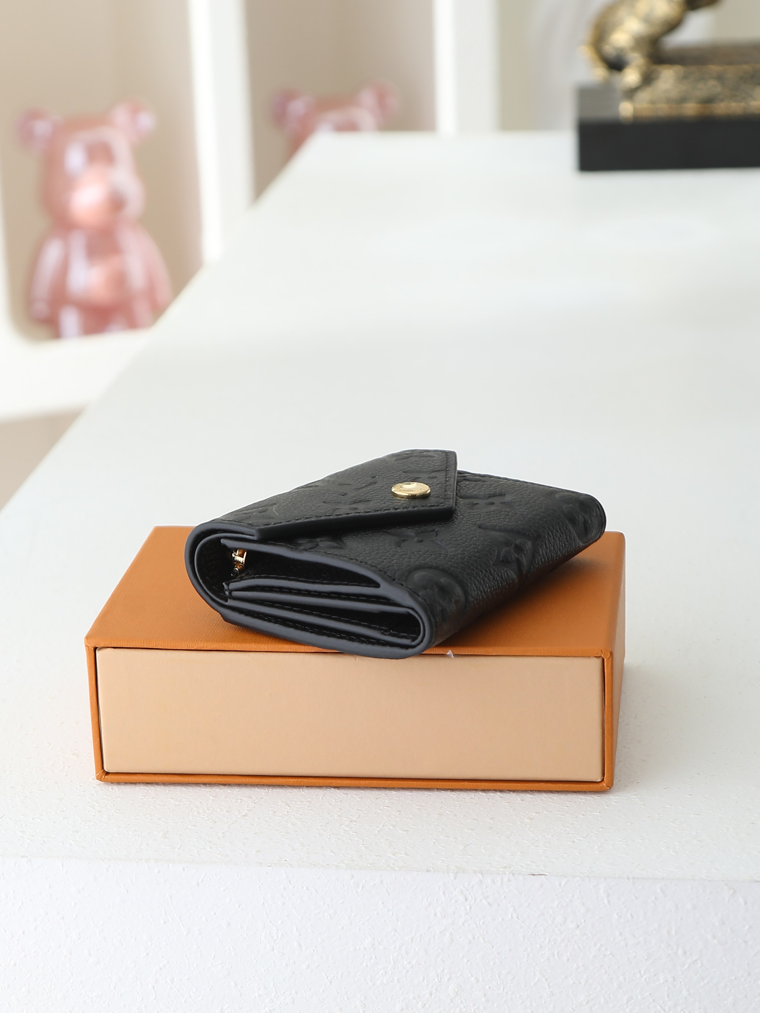 【顶级品质】 M62935 黑压 由柔软的Monogram Empreinte粒面皮革裁制而成的Zoe短款钱夹,饰有经典 【顶级品质】 M62935 黑压 由柔软的Monogram Empreinte粒面皮革裁制而成的Zoe短款钱夹,饰有经典