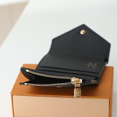 【顶级品质】 M62935 黑压 由柔软的Monogram Empreinte粒面皮革裁制而成的Zoe短款钱夹,饰有经典 【顶级品质】 M62935 黑压 由柔软的Monogram Empreinte粒面皮革裁制而成的Zoe短款钱夹,饰有经典