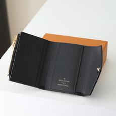 【顶级品质】 M62935 黑压 由柔软的Monogram Empreinte粒面皮革裁制而成的Zoe短款钱夹,饰有经典 【顶级品质】 M62935 黑压 由柔软的Monogram Empreinte粒面皮革裁制而成的Zoe短款钱夹,饰有经典
