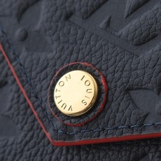【顶级品质】 M62935 宝蓝压 由柔软的Monogram Empreinte粒面皮革裁制而成的Zoe短款钱夹,饰有经 【顶级品质】 M62935 宝蓝压 由柔软的Monogram Empreinte粒面皮革裁制而成的Zoe短款钱夹,饰有经