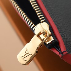 【顶级品质】 M62935 宝蓝压 由柔软的Monogram Empreinte粒面皮革裁制而成的Zoe短款钱夹,饰有经 【顶级品质】 M62935 宝蓝压 由柔软的Monogram Empreinte粒面皮革裁制而成的Zoe短款钱夹,饰有经