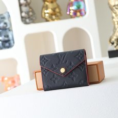 【顶级品质】 M62935 宝蓝压 由柔软的Monogram Empreinte粒面皮革裁制而成的Zoe短款钱夹,饰有经 【顶级品质】 M62935 宝蓝压 由柔软的Monogram Empreinte粒面皮革裁制而成的Zoe短款钱夹,饰有经