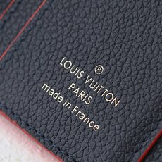 【顶级品质】 M62935 宝蓝压 由柔软的Monogram Empreinte粒面皮革裁制而成的Zoe短款钱夹,饰有经 【顶级品质】 M62935 宝蓝压 由柔软的Monogram Empreinte粒面皮革裁制而成的Zoe短款钱夹,饰有经