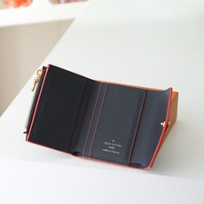 【顶级品质】 M62935 宝蓝压 由柔软的Monogram Empreinte粒面皮革裁制而成的Zoe短款钱夹,饰有经 【顶级品质】 M62935 宝蓝压 由柔软的Monogram Empreinte粒面皮革裁制而成的Zoe短款钱夹,饰有经