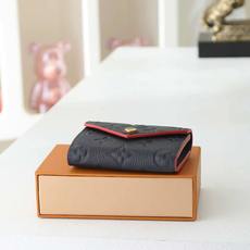 【顶级品质】 M62935 宝蓝压 由柔软的Monogram Empreinte粒面皮革裁制而成的Zoe短款钱夹,饰有经 【顶级品质】 M62935 宝蓝压 由柔软的Monogram Empreinte粒面皮革裁制而成的Zoe短款钱夹,饰有经