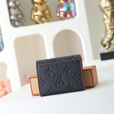 【顶级品质】 M62935 宝蓝压 由柔软的Monogram Empreinte粒面皮革裁制而成的Zoe短款钱夹,饰有经 【顶级品质】 M62935 宝蓝压 由柔软的Monogram Empreinte粒面皮革裁制而成的Zoe短款钱夹,饰有经