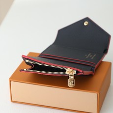 【顶级品质】 M62935 宝蓝压 由柔软的Monogram Empreinte粒面皮革裁制而成的Zoe短款钱夹,饰有经 【顶级品质】 M62935 宝蓝压 由柔软的Monogram Empreinte粒面皮革裁制而成的Zoe短款钱夹,饰有经