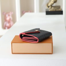 【顶级品质】 M62935 宝蓝压 由柔软的Monogram Empreinte粒面皮革裁制而成的Zoe短款钱夹,饰有经 【顶级品质】 M62935 宝蓝压 由柔软的Monogram Empreinte粒面皮革裁制而成的Zoe短款钱夹,饰有经
