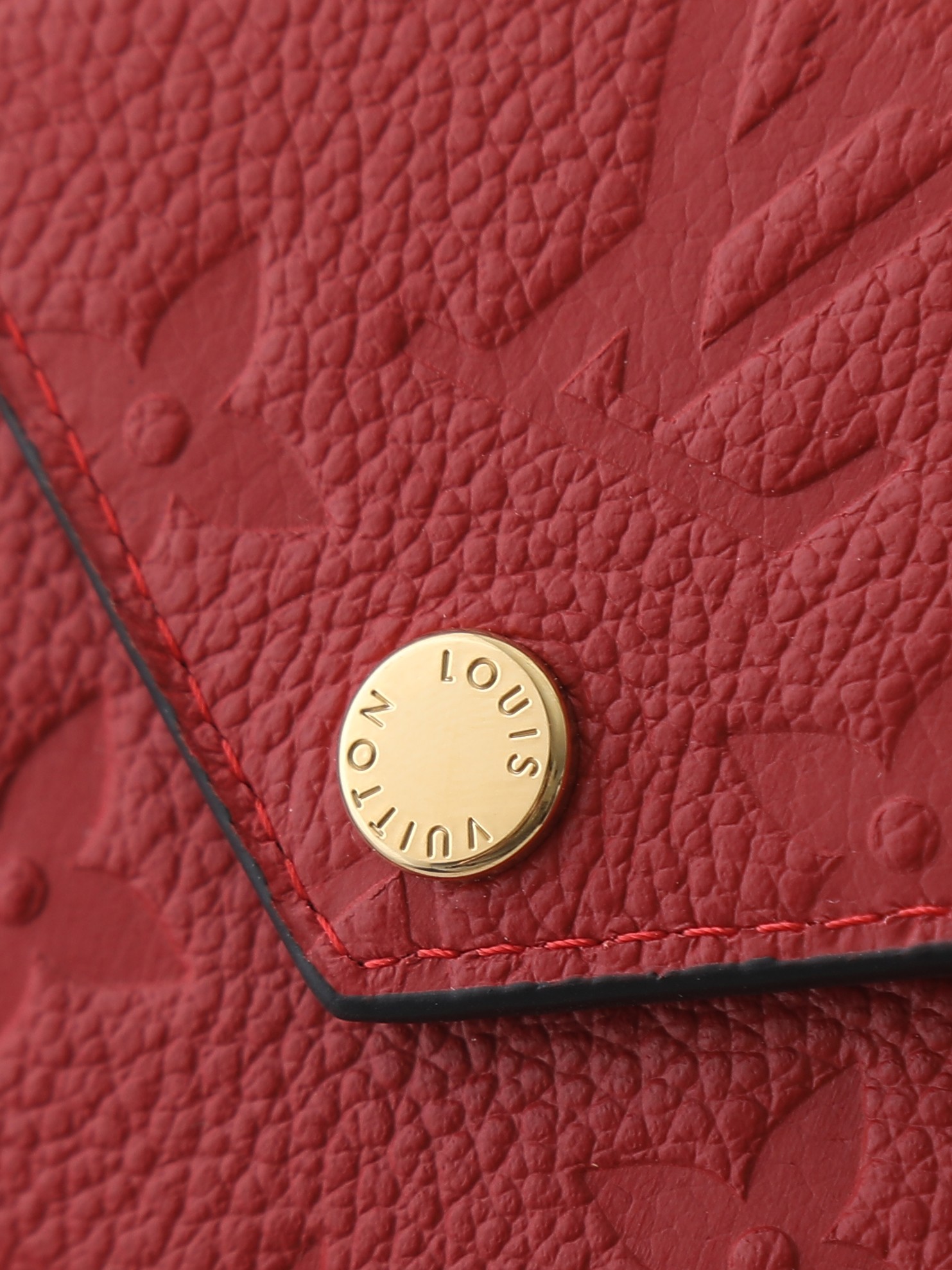 【顶级品质】 M62935 大红 由柔软的Monogram Empreinte粒面皮革裁制而成的Zoe短款钱夹,饰有经典 【顶级品质】 M62935 大红 由柔软的Monogram Empreinte粒面皮革裁制而成的Zoe短款钱夹,饰有经典