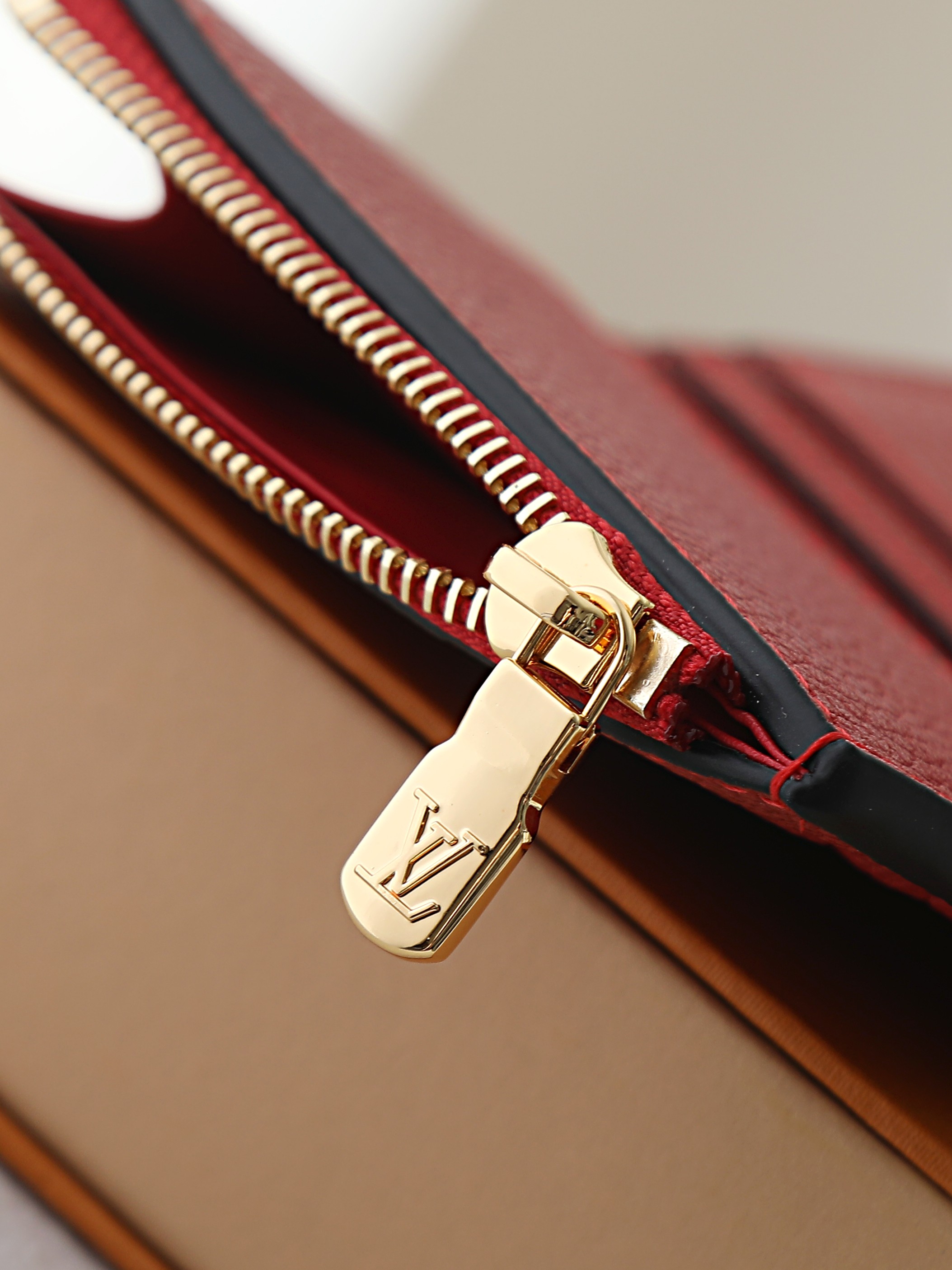 【顶级品质】 M62935 大红 由柔软的Monogram Empreinte粒面皮革裁制而成的Zoe短款钱夹,饰有经典 【顶级品质】 M62935 大红 由柔软的Monogram Empreinte粒面皮革裁制而成的Zoe短款钱夹,饰有经典
