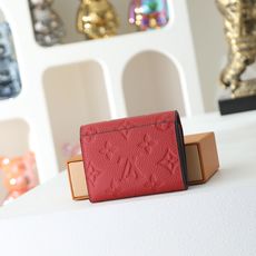 【顶级品质】 M62935 大红 由柔软的Monogram Empreinte粒面皮革裁制而成的Zoe短款钱夹,饰有经典 【顶级品质】 M62935 大红 由柔软的Monogram Empreinte粒面皮革裁制而成的Zoe短款钱夹,饰有经典