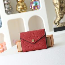 【顶级品质】 M62935 大红 由柔软的Monogram Empreinte粒面皮革裁制而成的Zoe短款钱夹,饰有经典 【顶级品质】 M62935 大红 由柔软的Monogram Empreinte粒面皮革裁制而成的Zoe短款钱夹,饰有经典