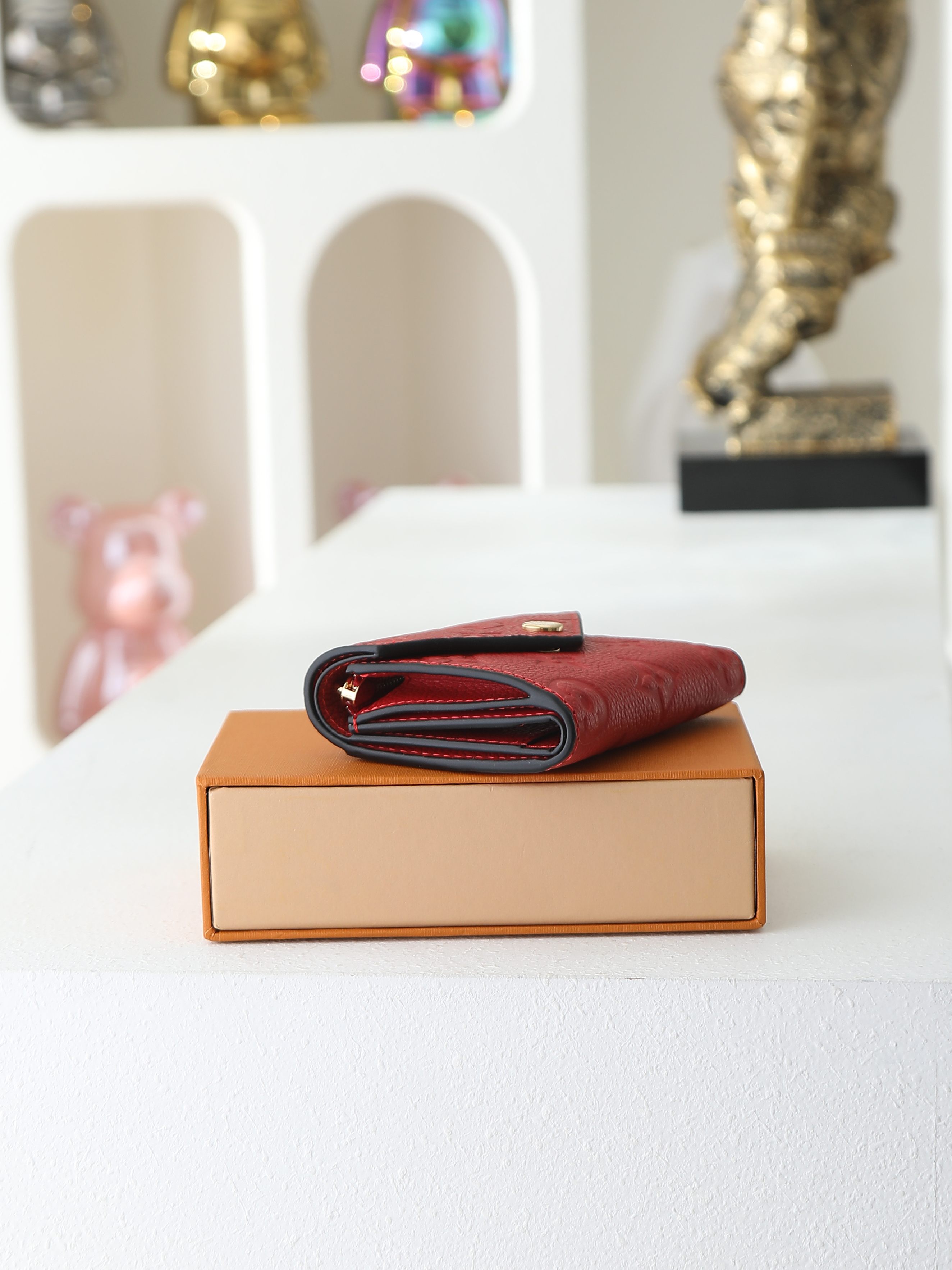 【顶级品质】 M62935 大红 由柔软的Monogram Empreinte粒面皮革裁制而成的Zoe短款钱夹,饰有经典 【顶级品质】 M62935 大红 由柔软的Monogram Empreinte粒面皮革裁制而成的Zoe短款钱夹,饰有经典